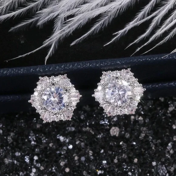 18K white gold hexagon halo stud earrings - Picture 5 of 7